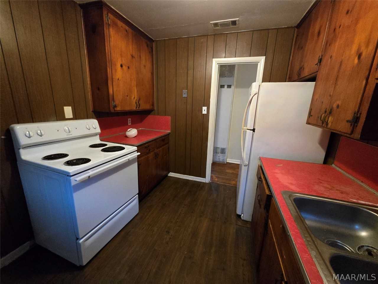 2205 E 5th St - Photo 4 of 10