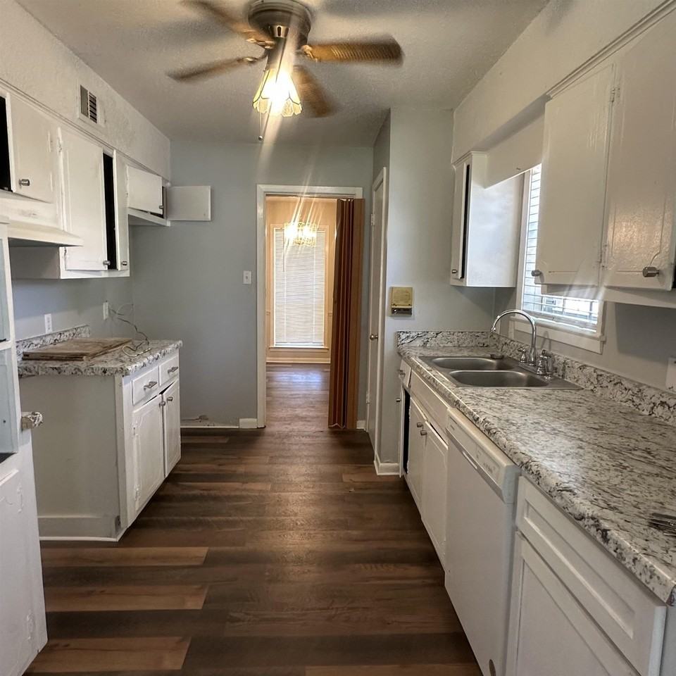 5364 Santa Monica St - Photo 3 of 15