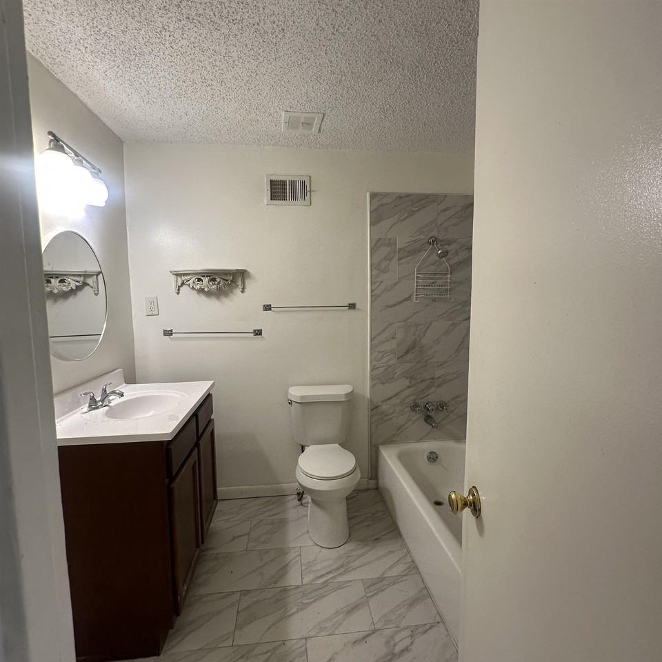 5364 Santa Monica St - Photo 7 of 15