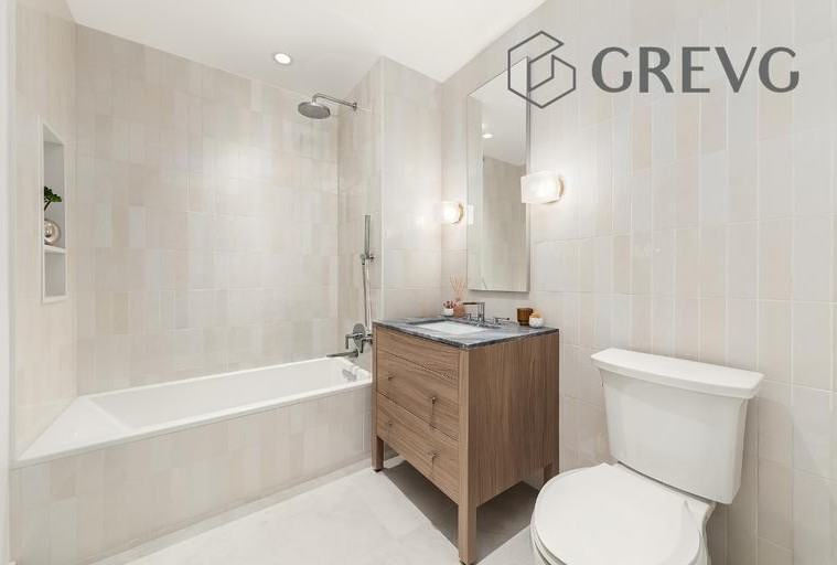 3055 Vernon Blvd - Photo 5 of 10