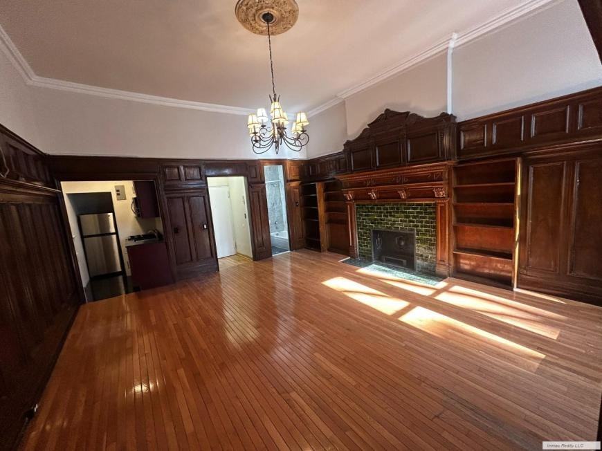 110 E 61st St - Photo 3 of 10