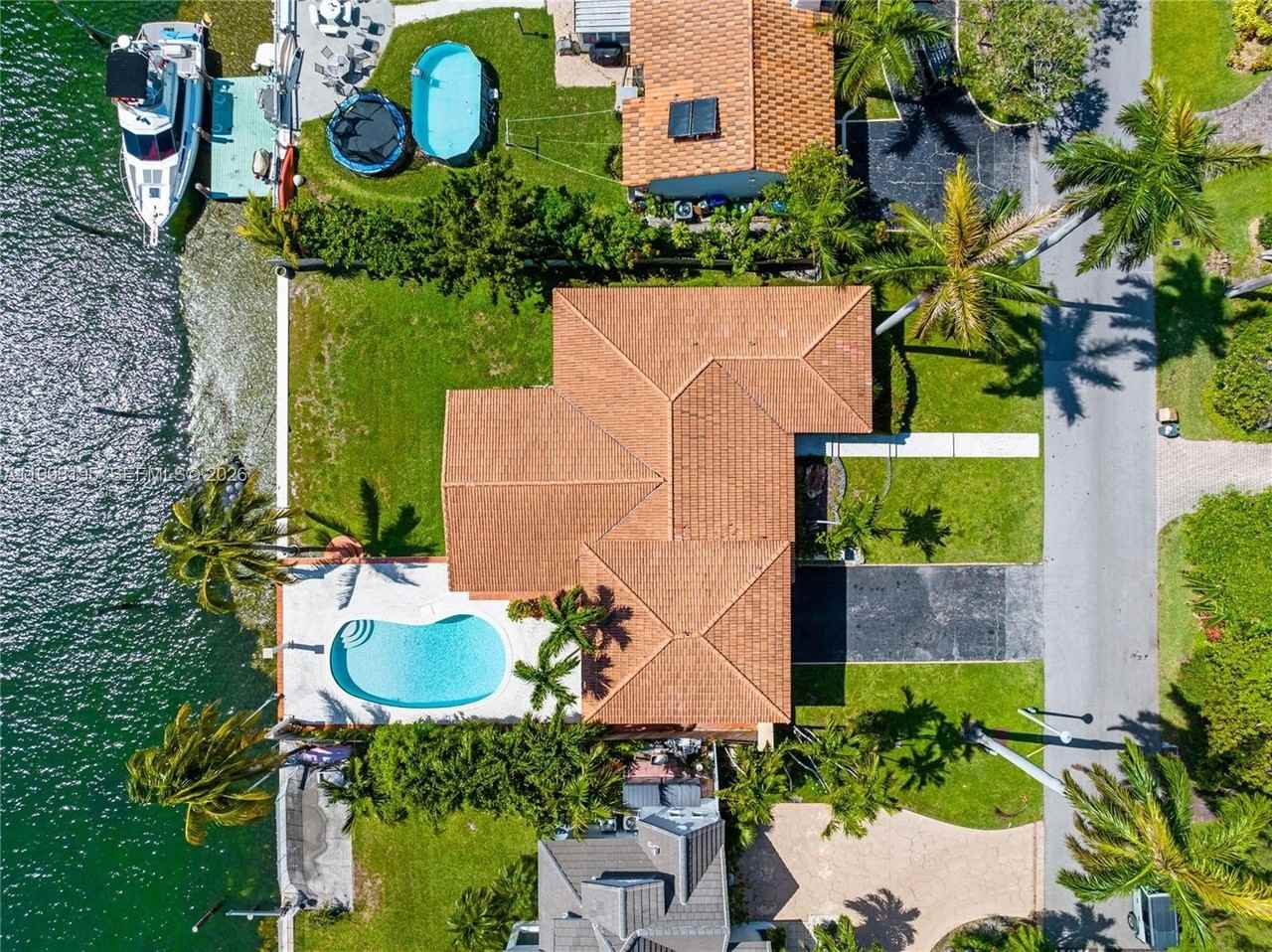 7531 Beachview Dr - Photo 2 of 38