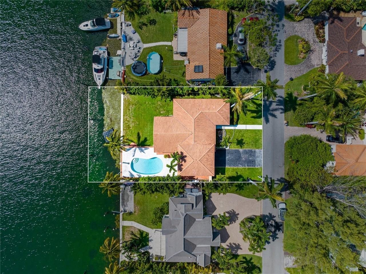 7531 Beachview Dr - Photo 3 of 38