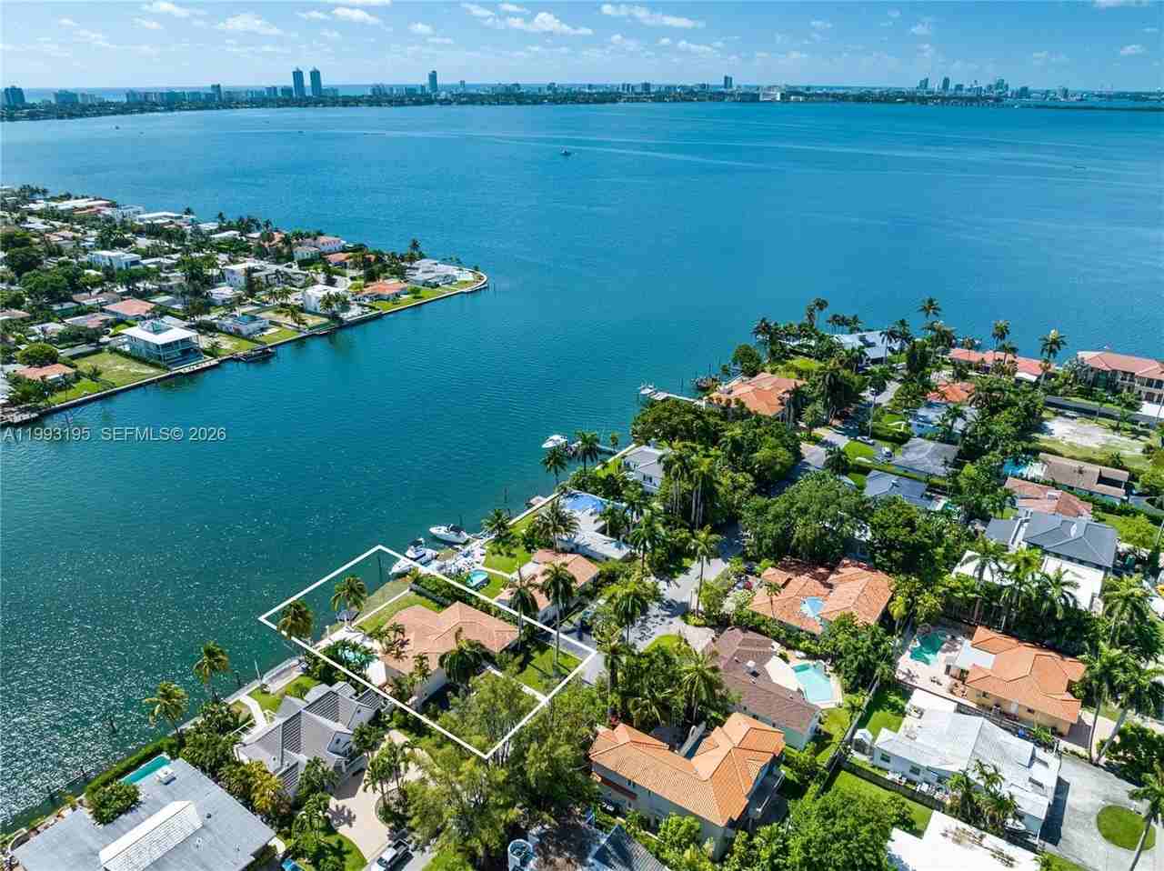 7531 Beachview Dr - Photo 4 of 38