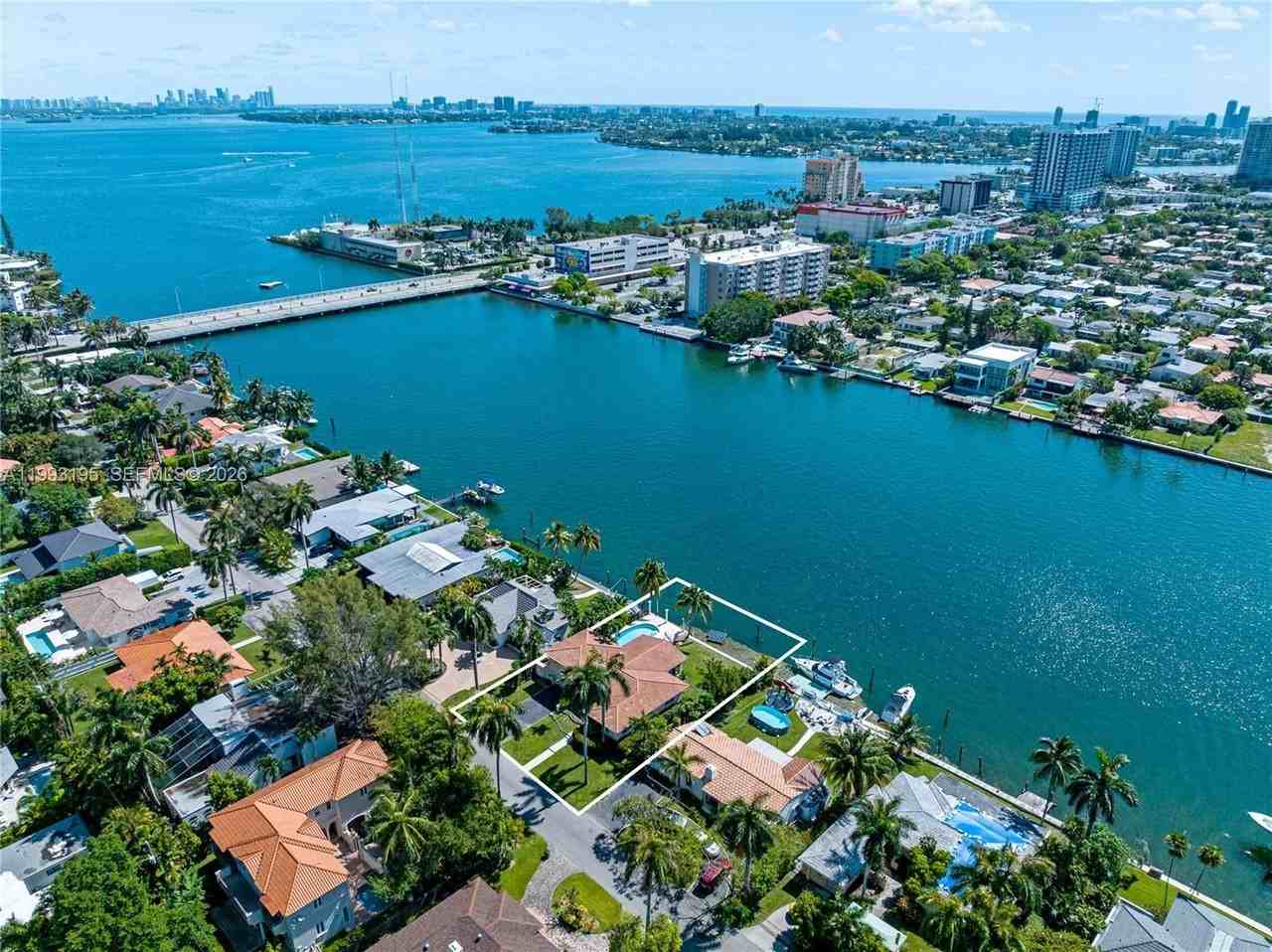 7531 Beachview Dr - Photo 5 of 38