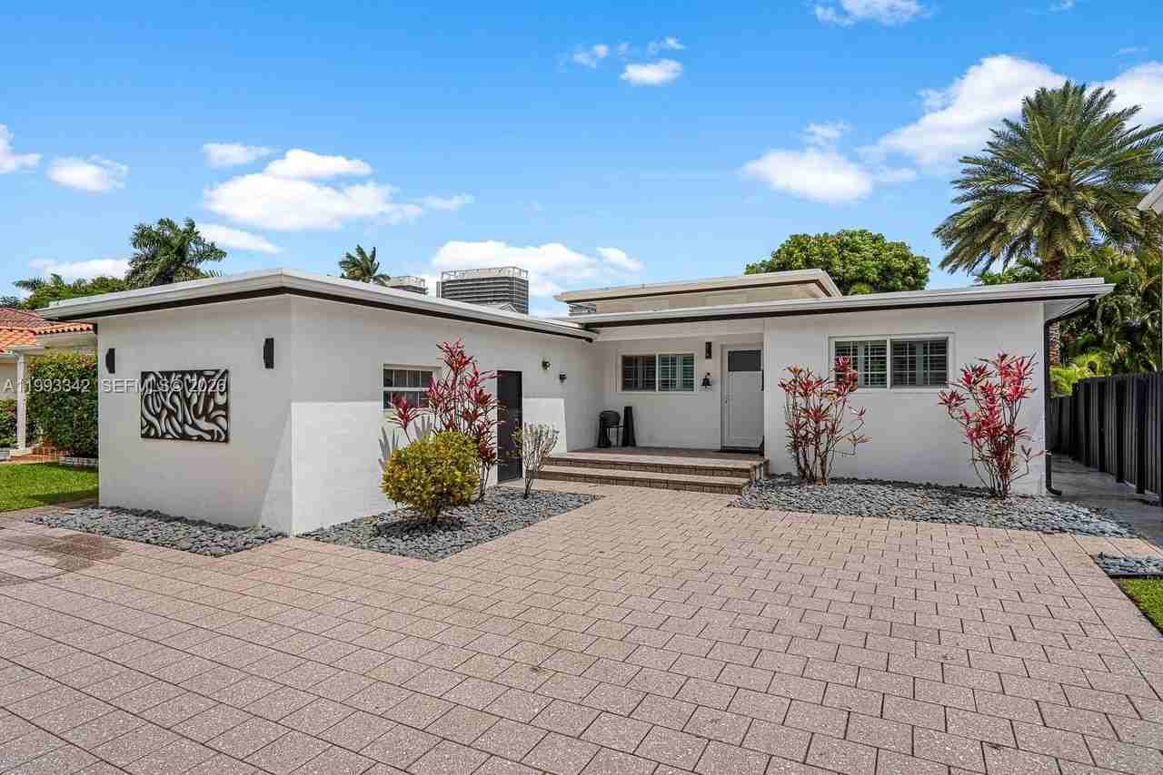 9517 Bay Dr - Photo 2 of 41