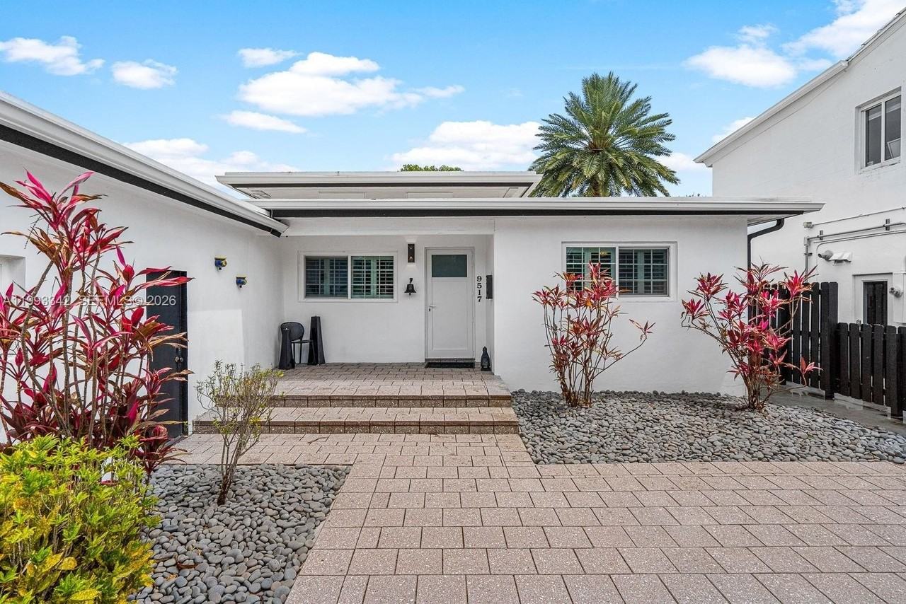 9517 Bay Dr - Photo 3 of 41