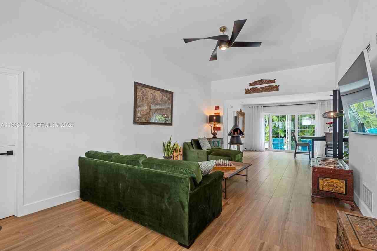 9517 Bay Dr - Photo 4 of 41