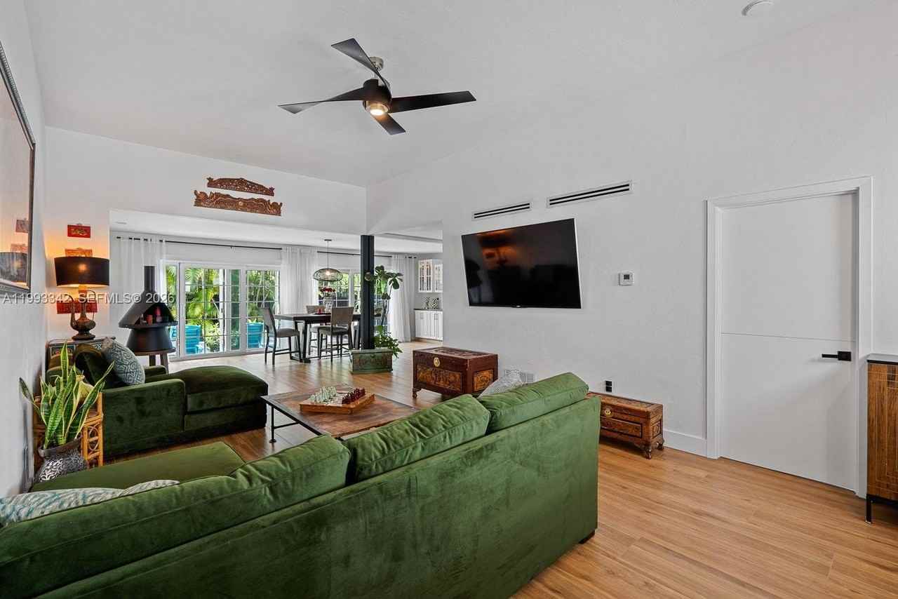 9517 Bay Dr - Photo 6 of 41