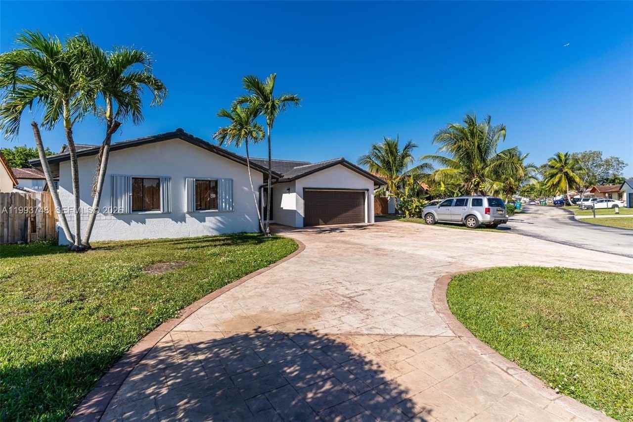 10290 Sw 145th Pl #0 - Photo 3 of 24