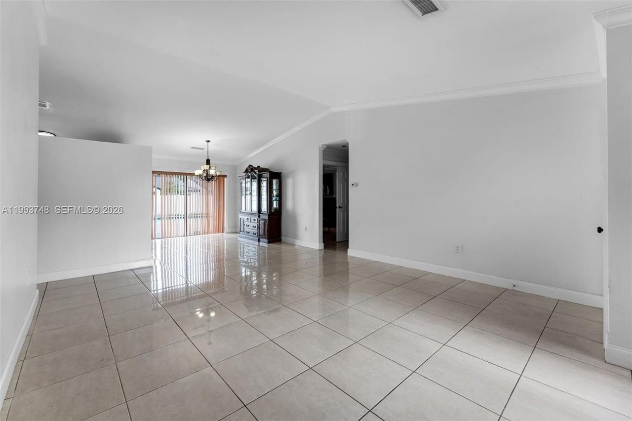 10290 Sw 145th Pl #0 - Photo 5 of 24