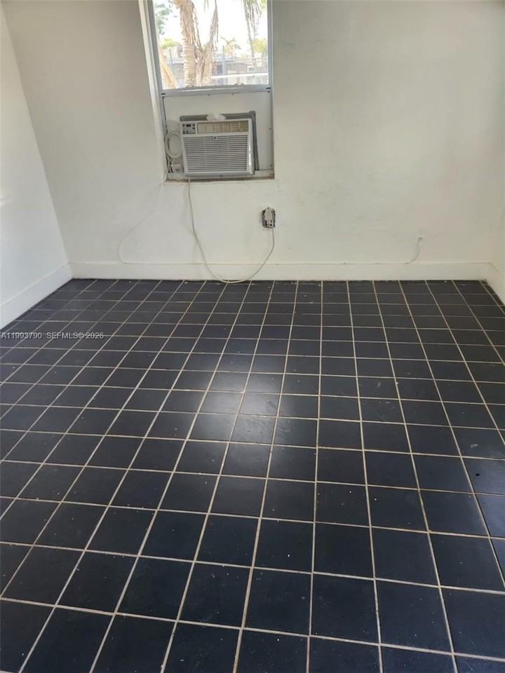 10 Nw 28th Way - Photo 3 of 7