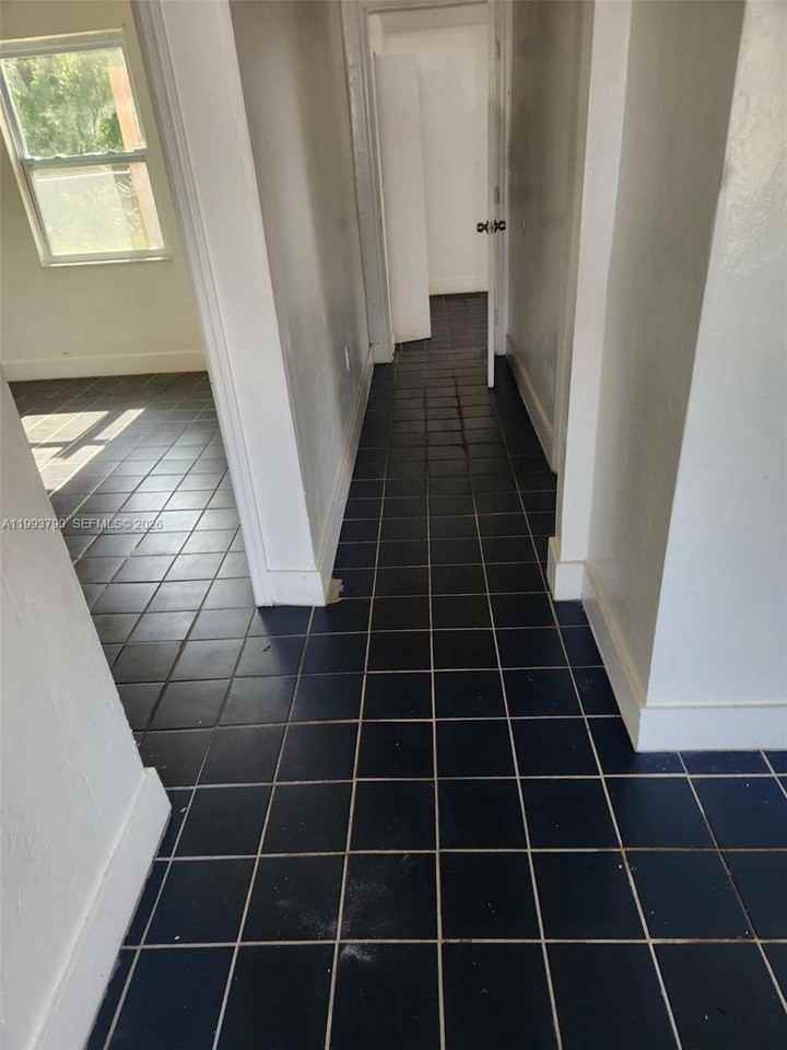 10 Nw 28th Way - Photo 4 of 7