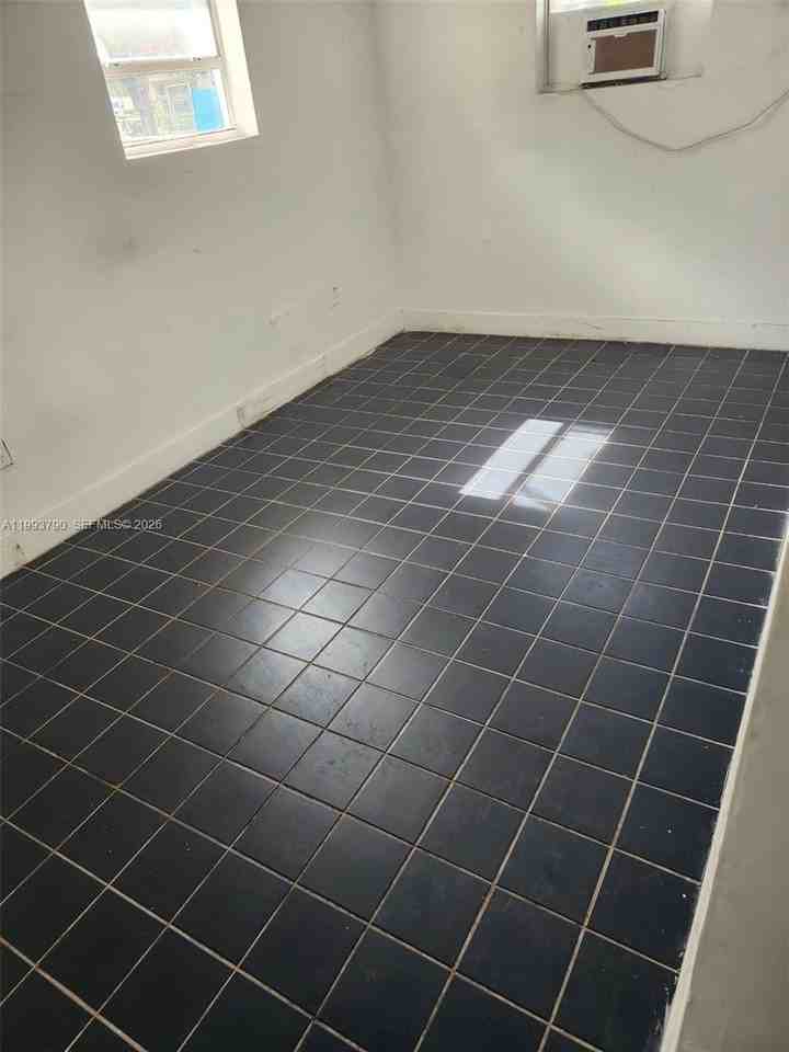 10 Nw 28th Way - Photo 6 of 7