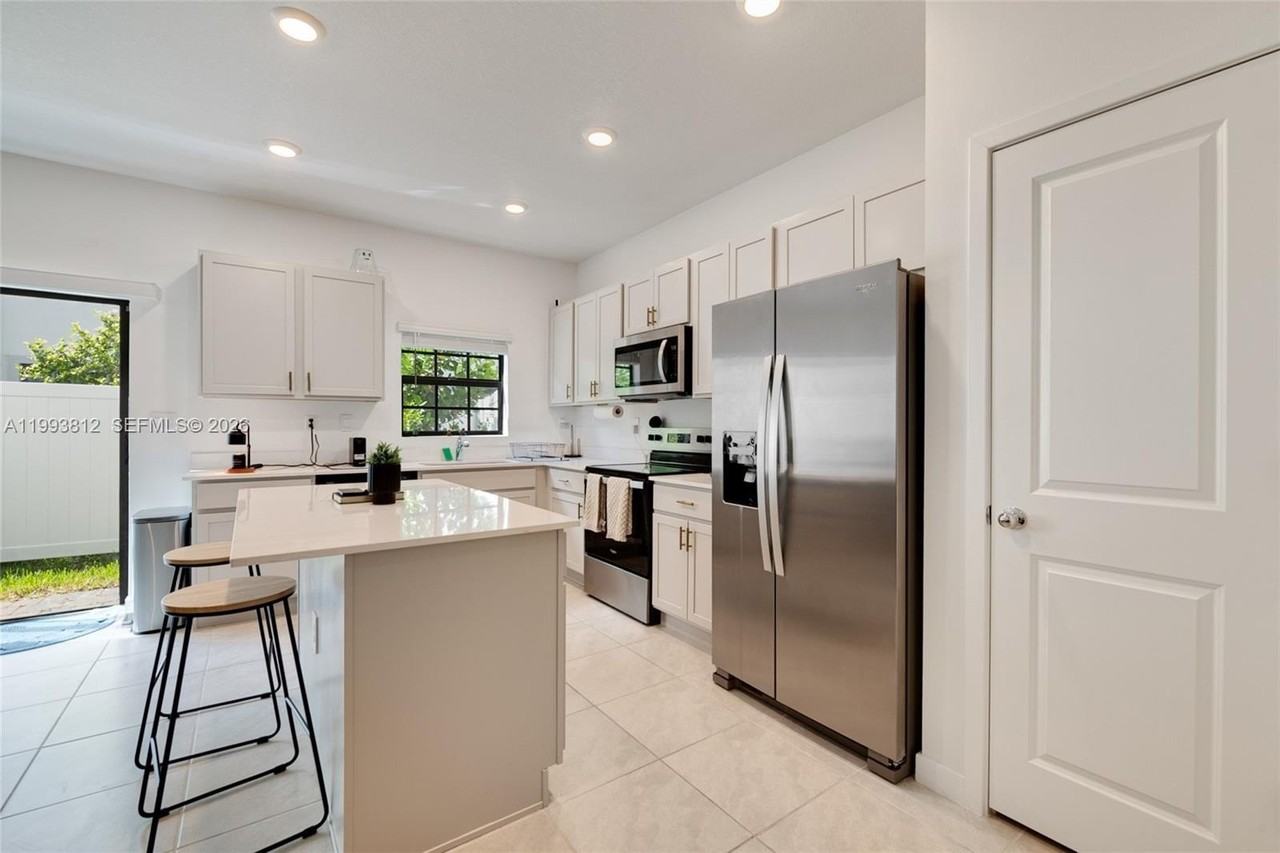 834 Sw 11th Ter #834 - Photo 3 of 22