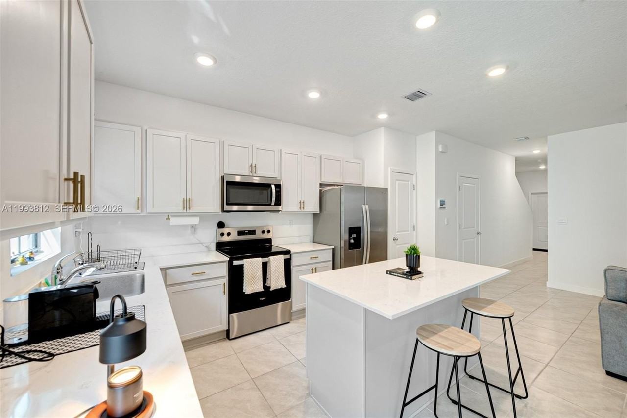 834 Sw 11th Ter #834 - Photo 4 of 22