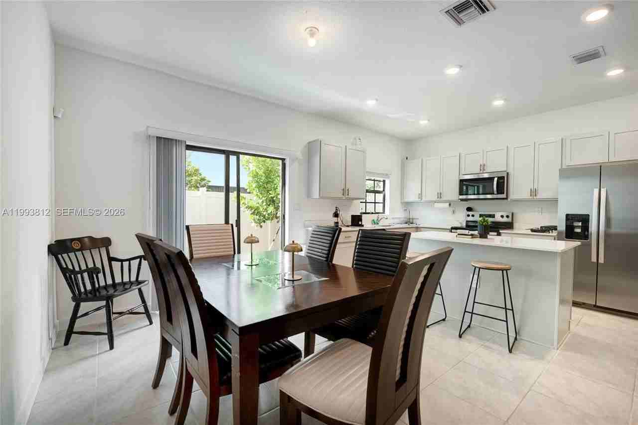 834 Sw 11th Ter #834 - Photo 5 of 22