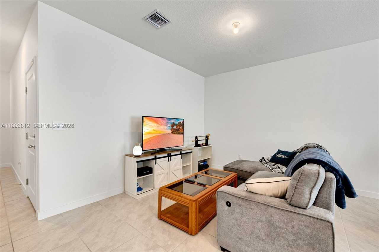 834 Sw 11th Ter #834 - Photo 7 of 22