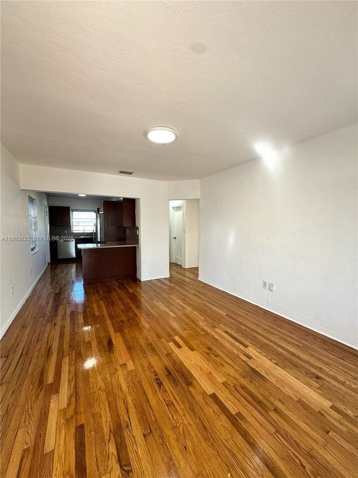 5353 Sw 6th St - Photo 3 of 15