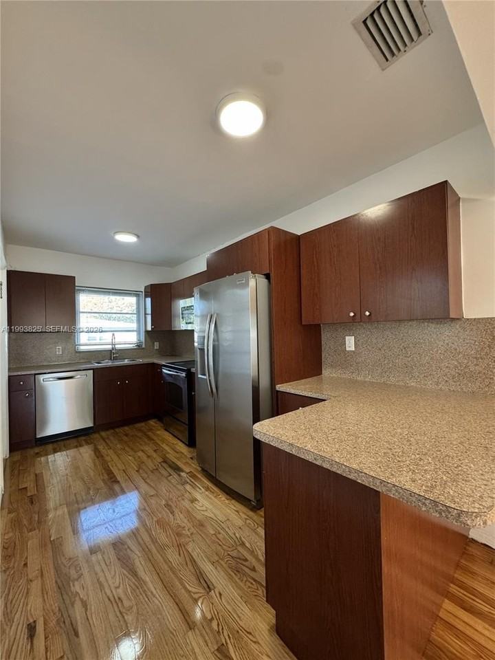 5353 Sw 6th St - Photo 5 of 15