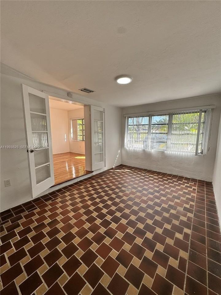 5353 Sw 6th St - Photo 6 of 15