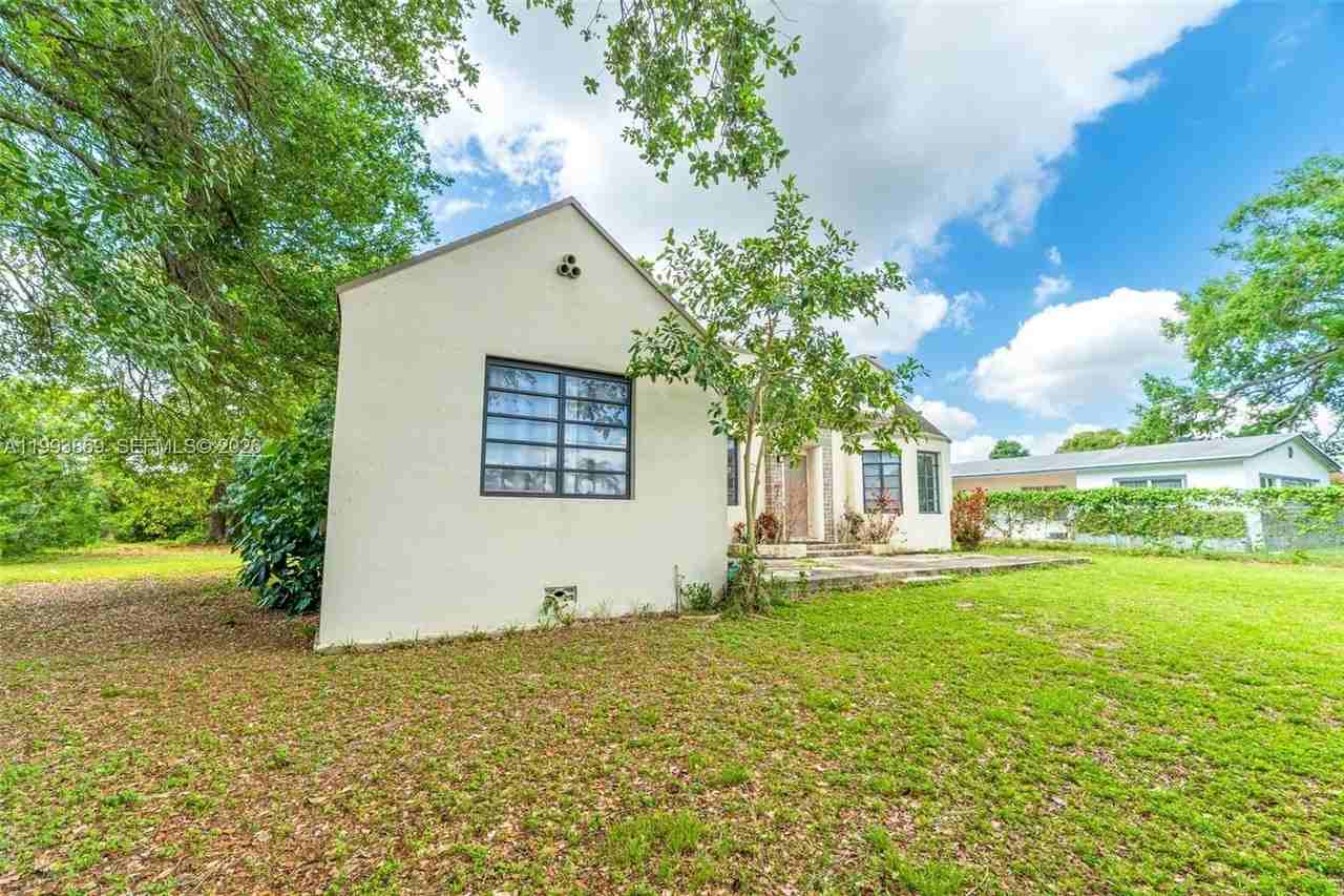 1238 Ne 112th St #NA - Photo 3 of 37