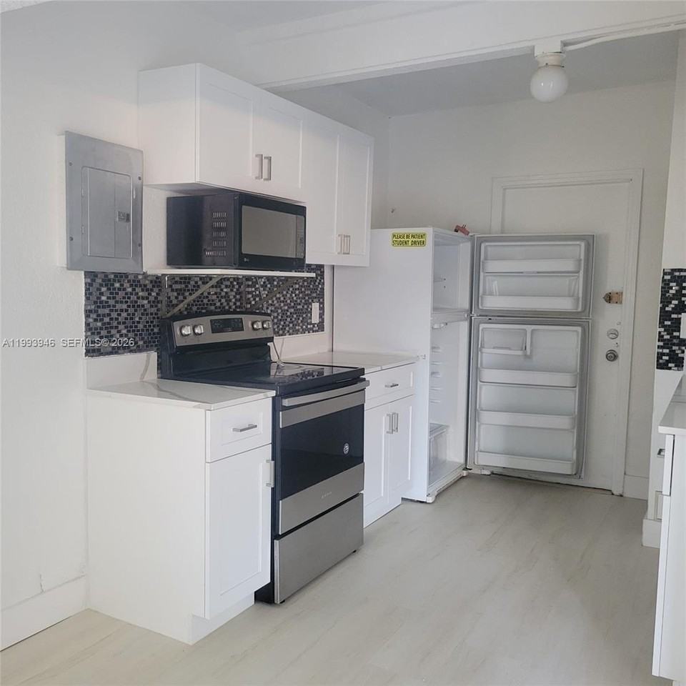 715 Sw 6th St #2 - Photo 3 of 18