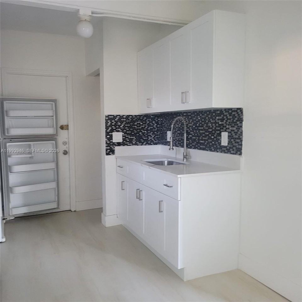 715 Sw 6th St #2 - Photo 5 of 18