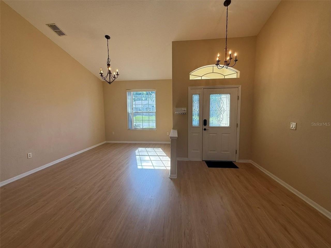 5398 Oxford Manor Cir - Photo 2 of 36