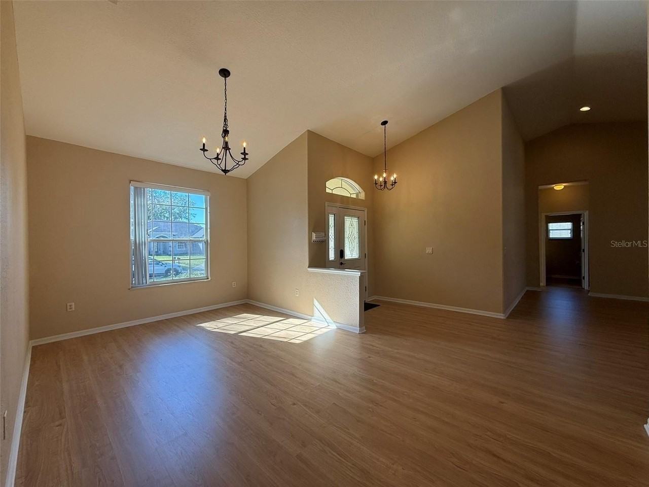 5398 Oxford Manor Cir - Photo 3 of 36