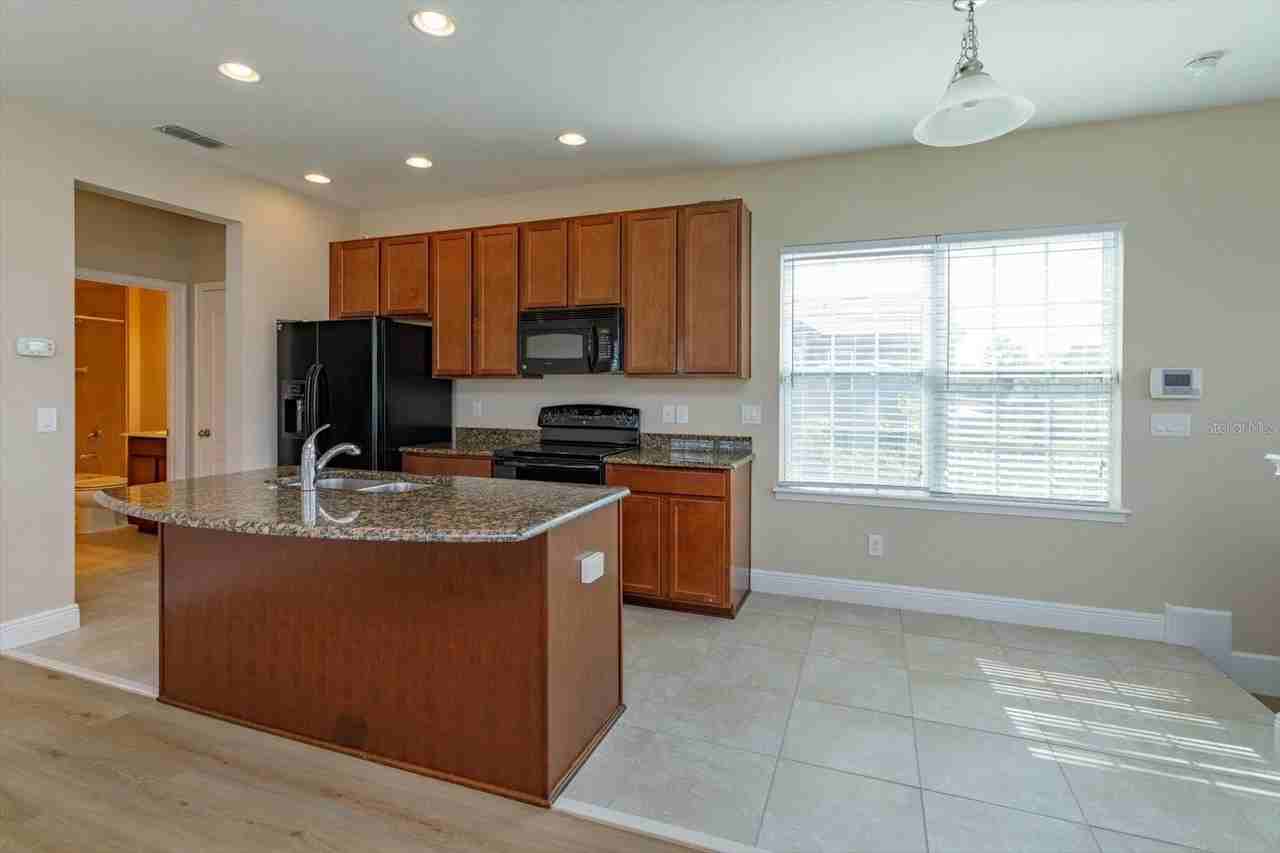 13912 Corrigan Ave - Photo 5 of 24