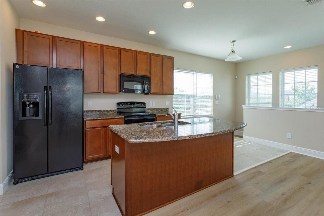 13912 Corrigan Ave - Photo 6 of 24