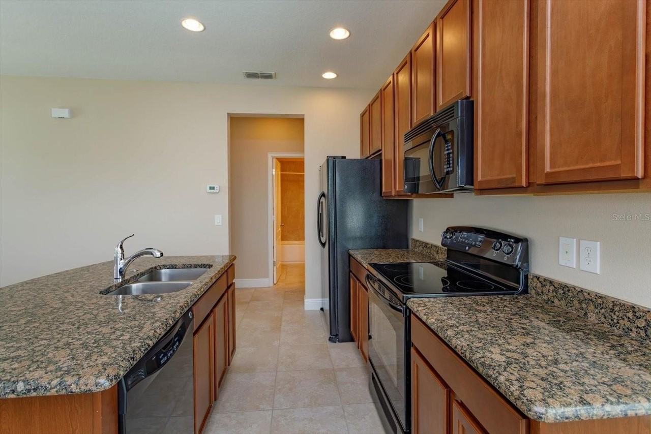 13912 Corrigan Ave - Photo 7 of 24