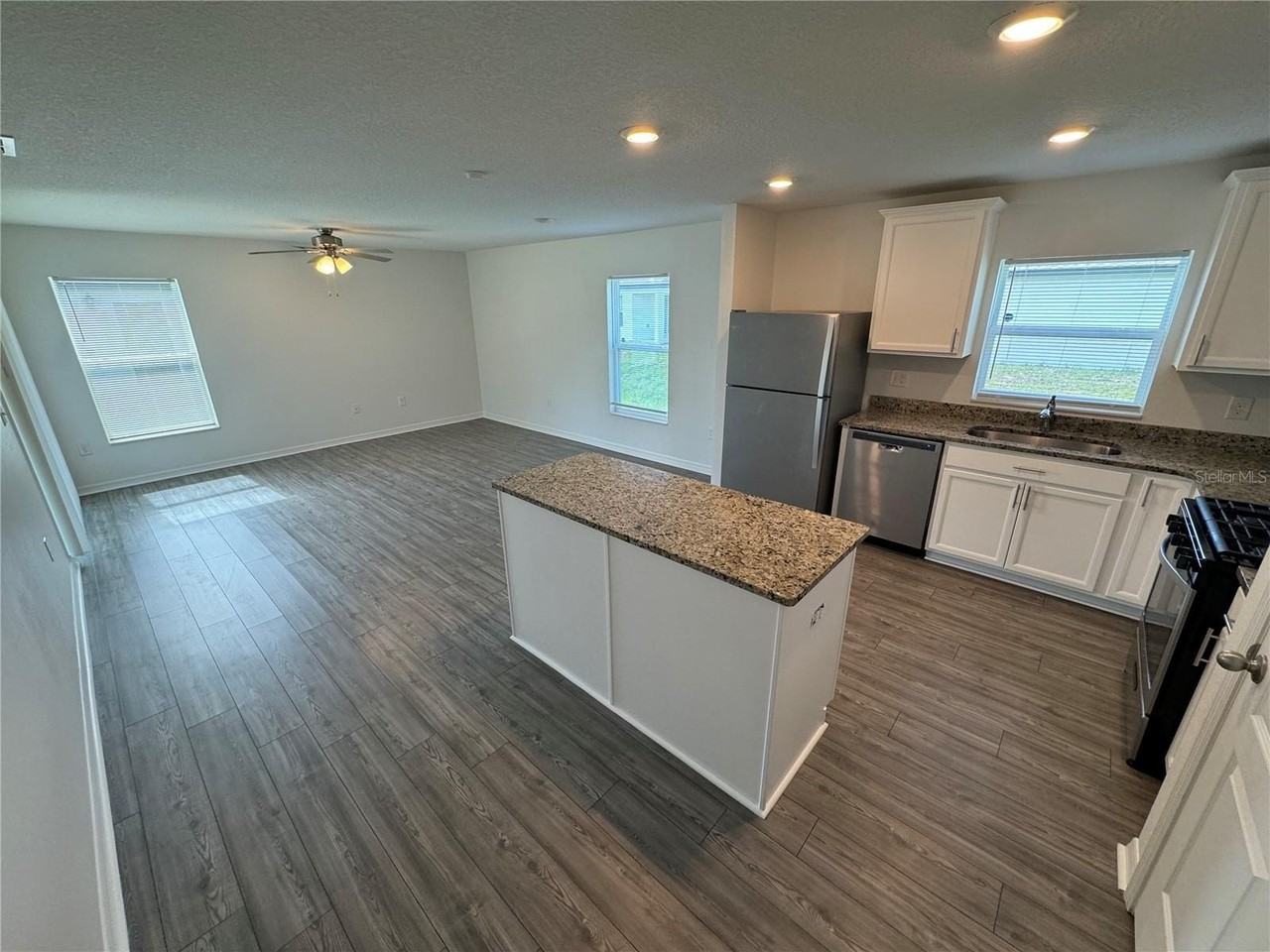 233 Kensington View Blvd - Photo 2 of 10