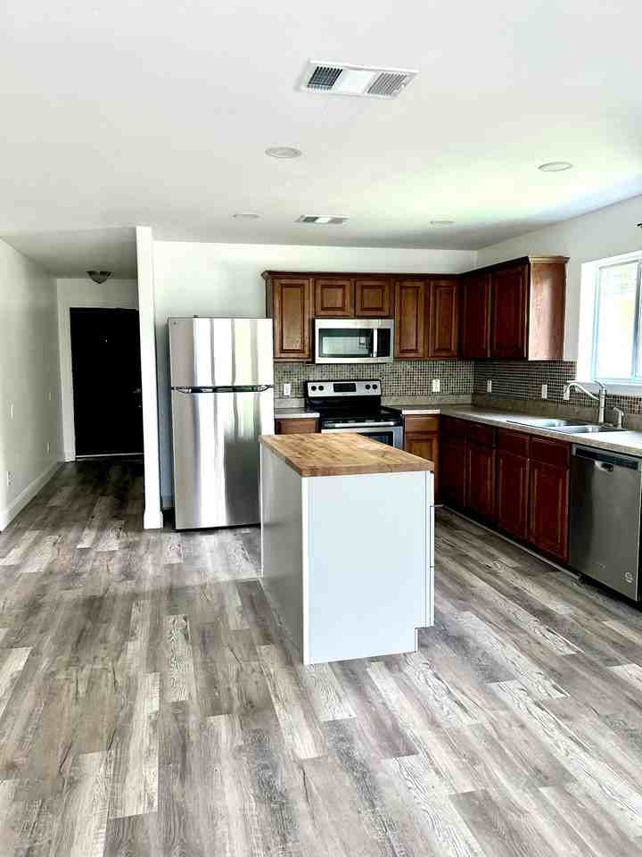 529 W Metcalfe St #1 - Photo 3 of 35