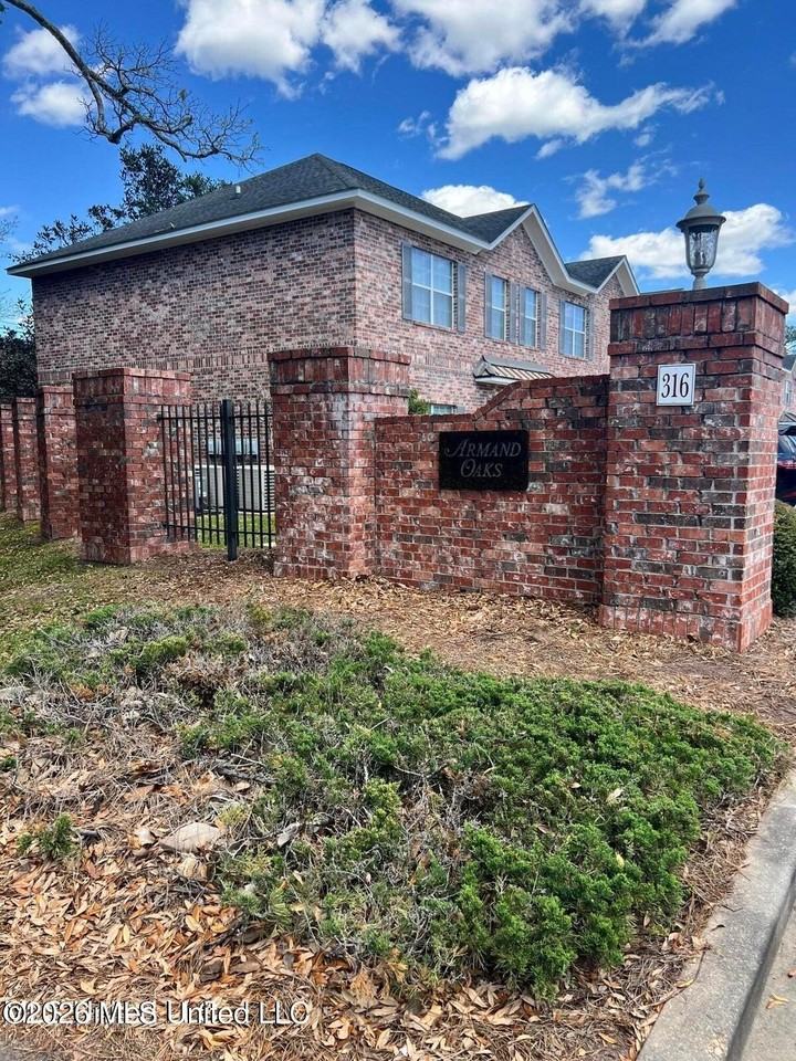 111 Armand Oaks - Photo 2 of 18