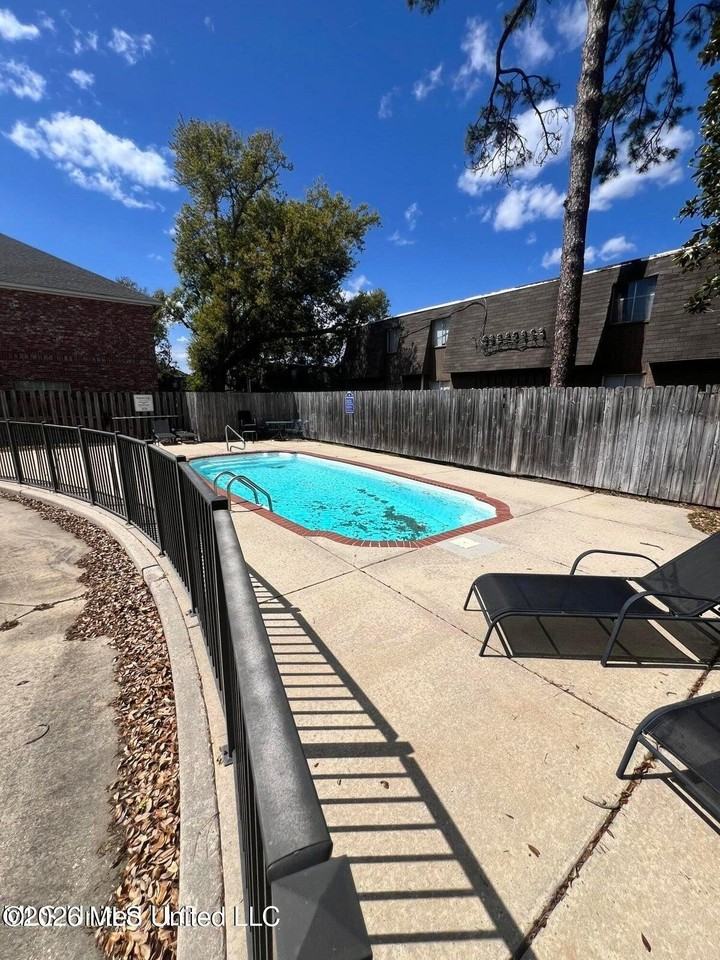 111 Armand Oaks - Photo 3 of 18