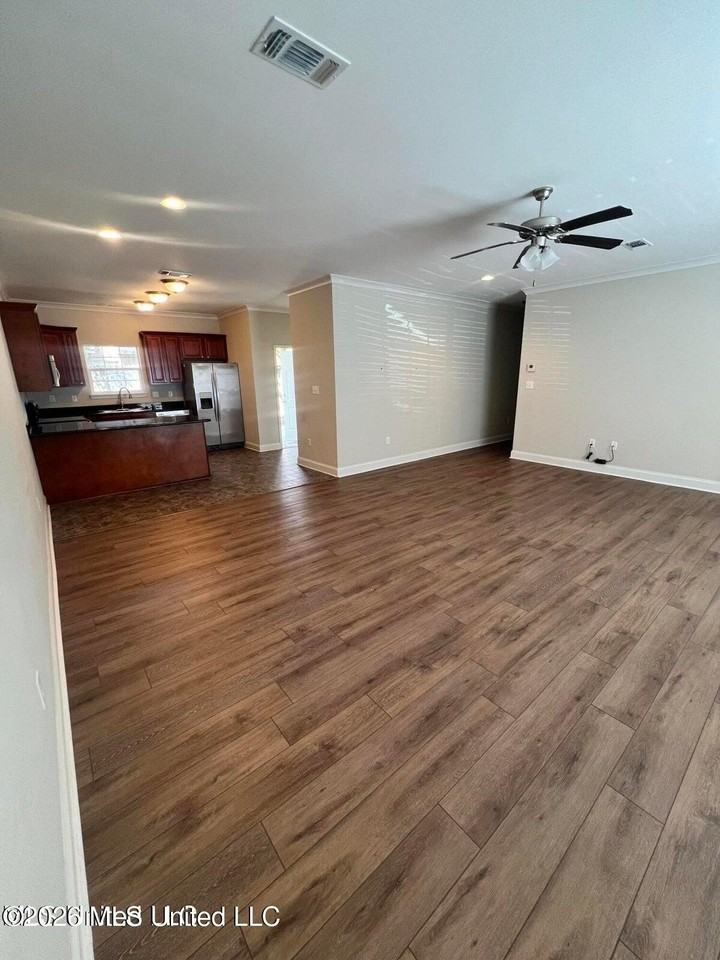 111 Armand Oaks - Photo 5 of 18