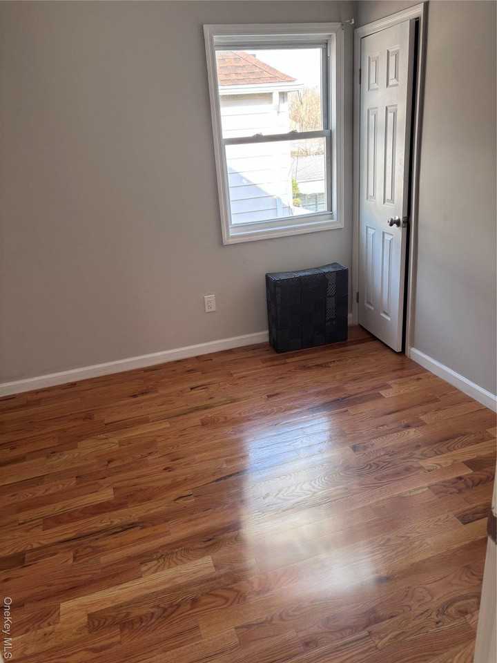 11522 222nd St - Photo 5 of 8