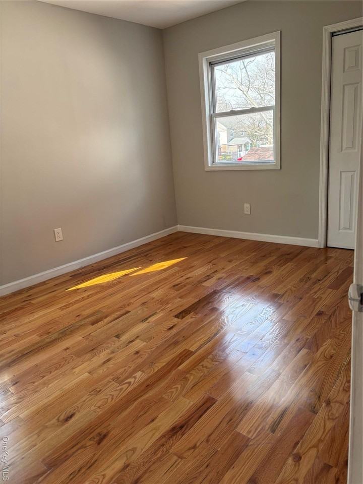 11522 222nd St - Photo 6 of 8