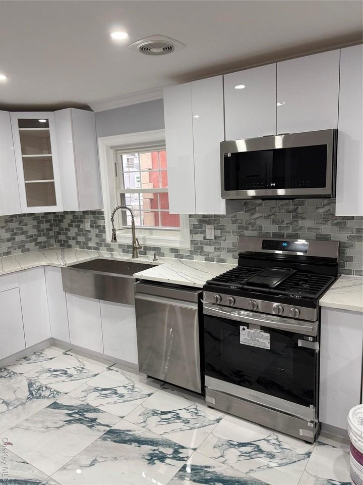 9829 Albert Rd Unit 1 - Photo 3 of 5