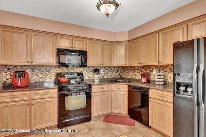 35 Breakwater Sq - Photo 2 of 20