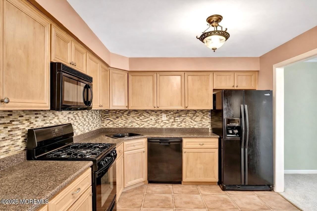 35 Breakwater Sq - Photo 3 of 20