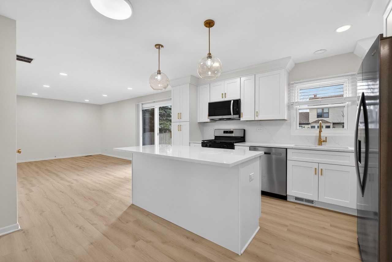 2301 Providence Ct - Photo 3 of 31