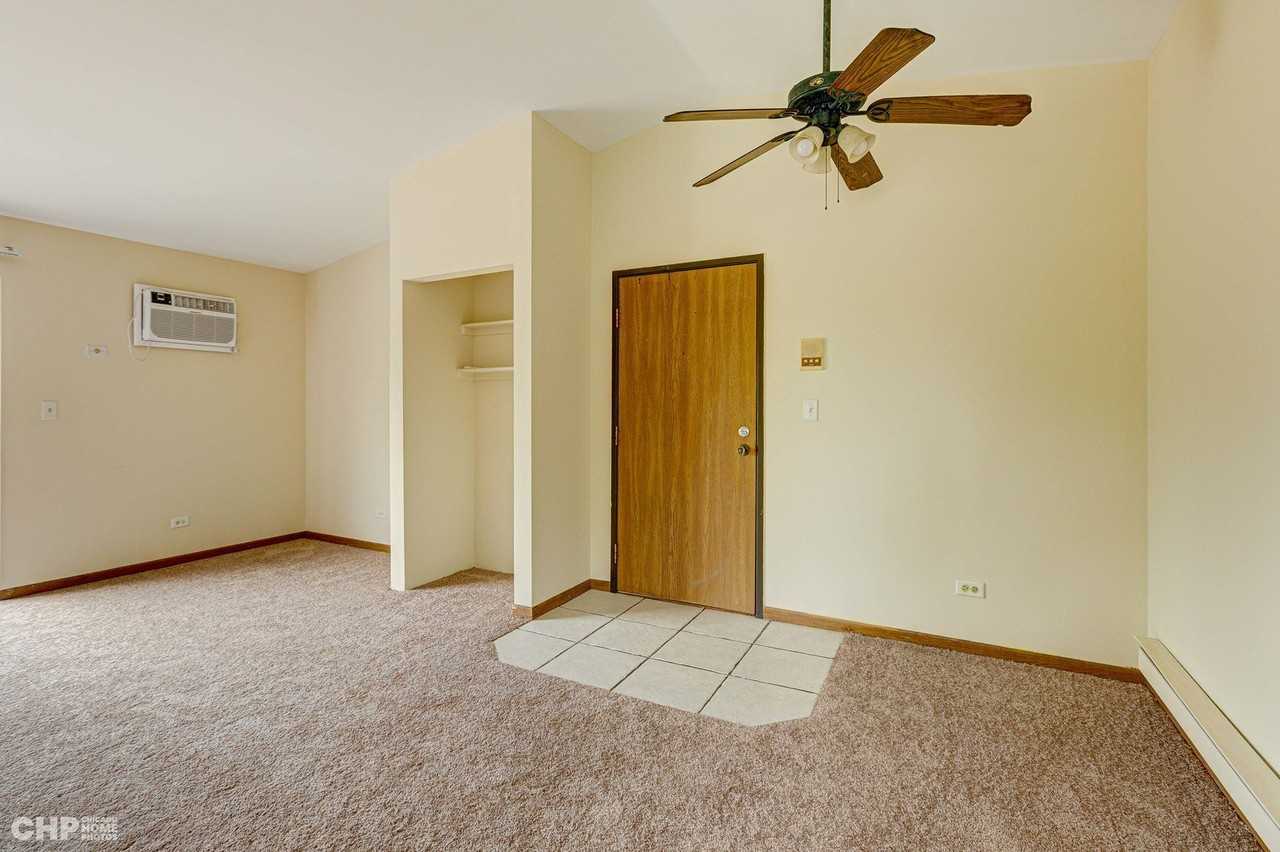 439 Berkshire Dr Apt 36 - Photo 3 of 16
