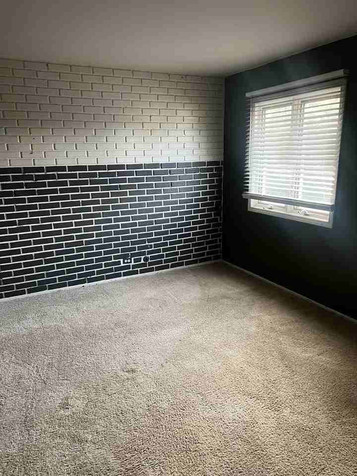 1085 Cove Dr - Photo 4 of 20