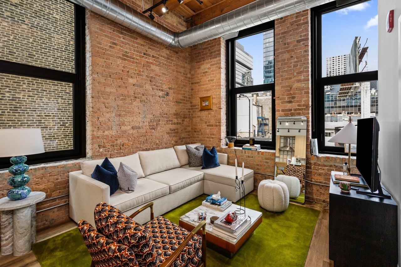 153 W Ohio St Apt 401 - Photo 2 of 15