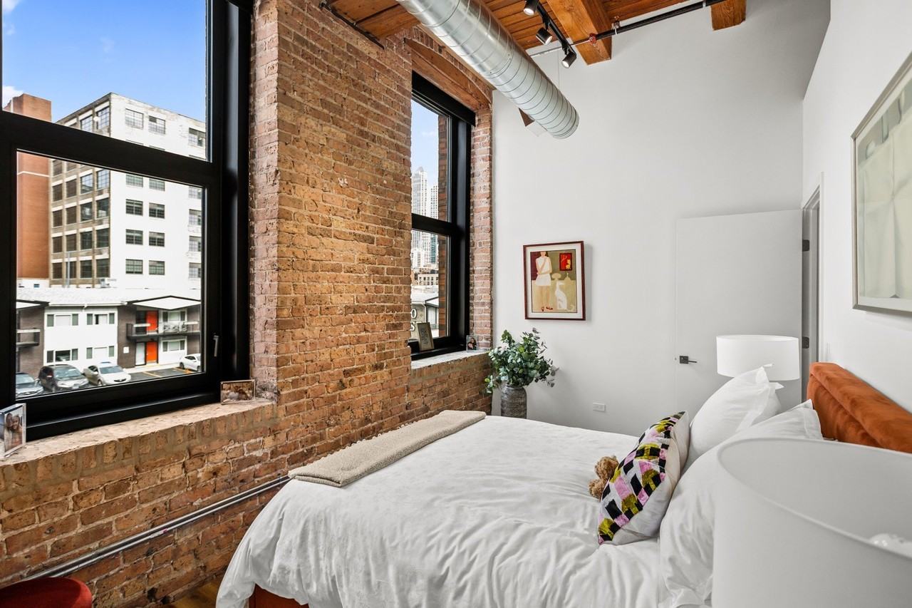 153 W Ohio St Apt 401 - Photo 6 of 15