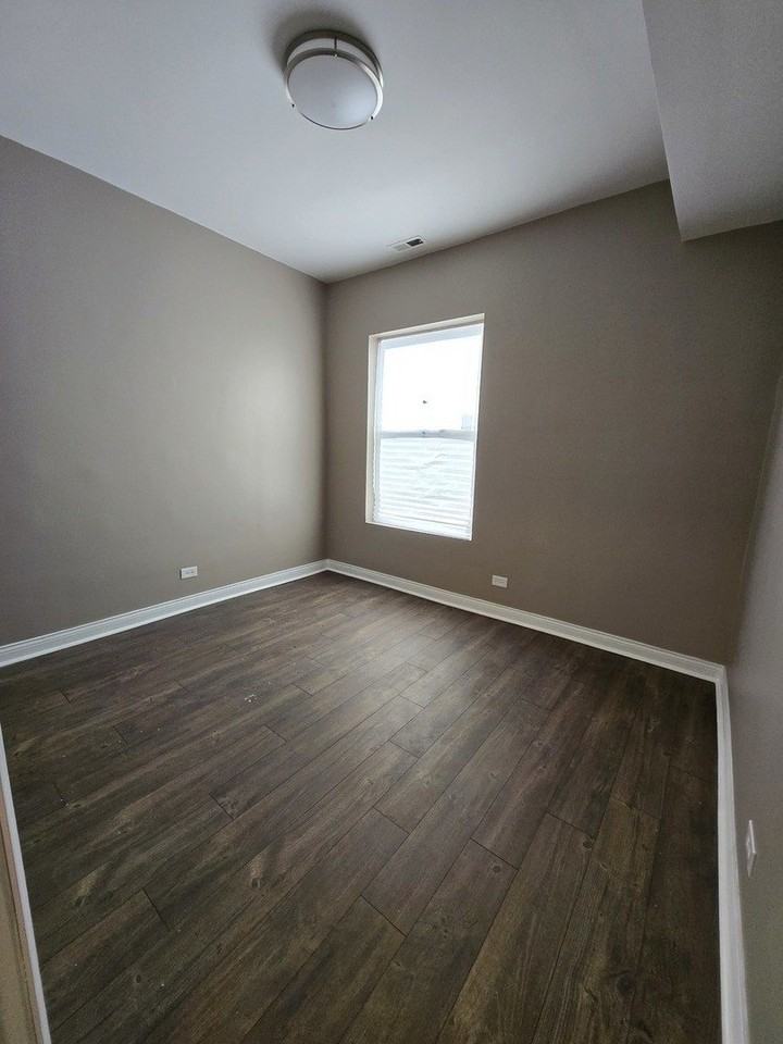 4749 S Prairie Ave Apt 2 - Photo 3 of 8