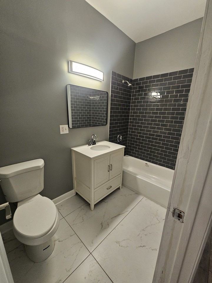 4749 S Prairie Ave Apt 2 - Photo 5 of 8